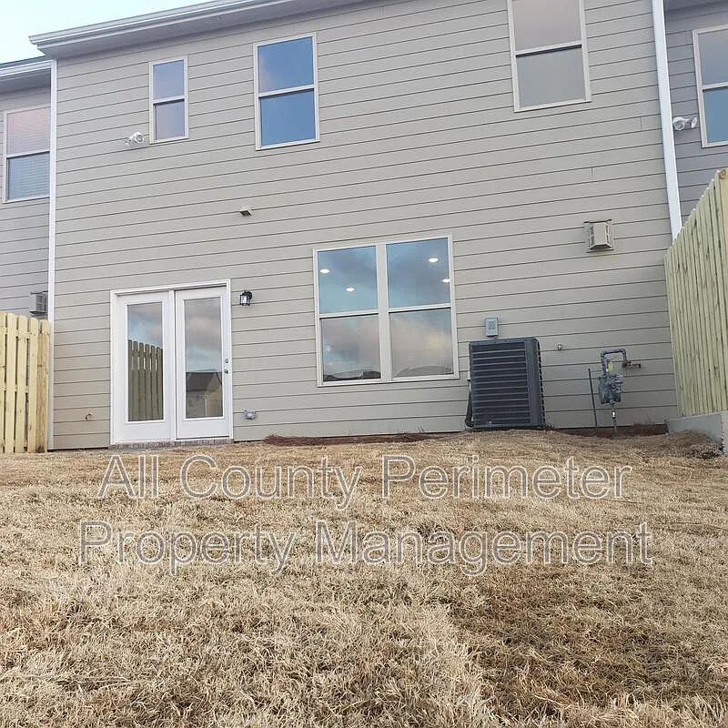 3 bed, 2.5 bath, 1743 sqft, $1,895 — Photo 2
