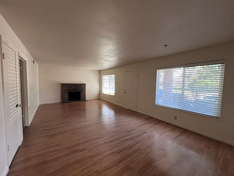 6801 Las Palamitas Way - South Land Park Duplex with central heat and air. Close to shopping and ... — Photo 3