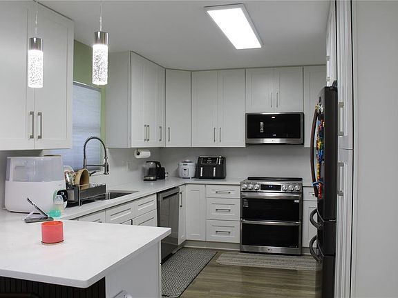4th image of 115 Willowbay Ridge St