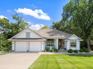 318 Golden Oaks Dr, Council Bluffs, IA 51503