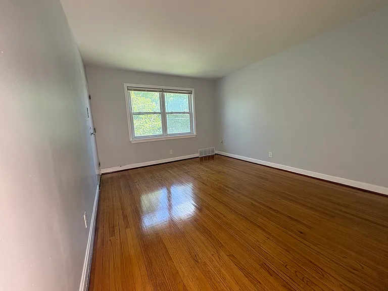 100 Iola Rd #4 — Photo 9