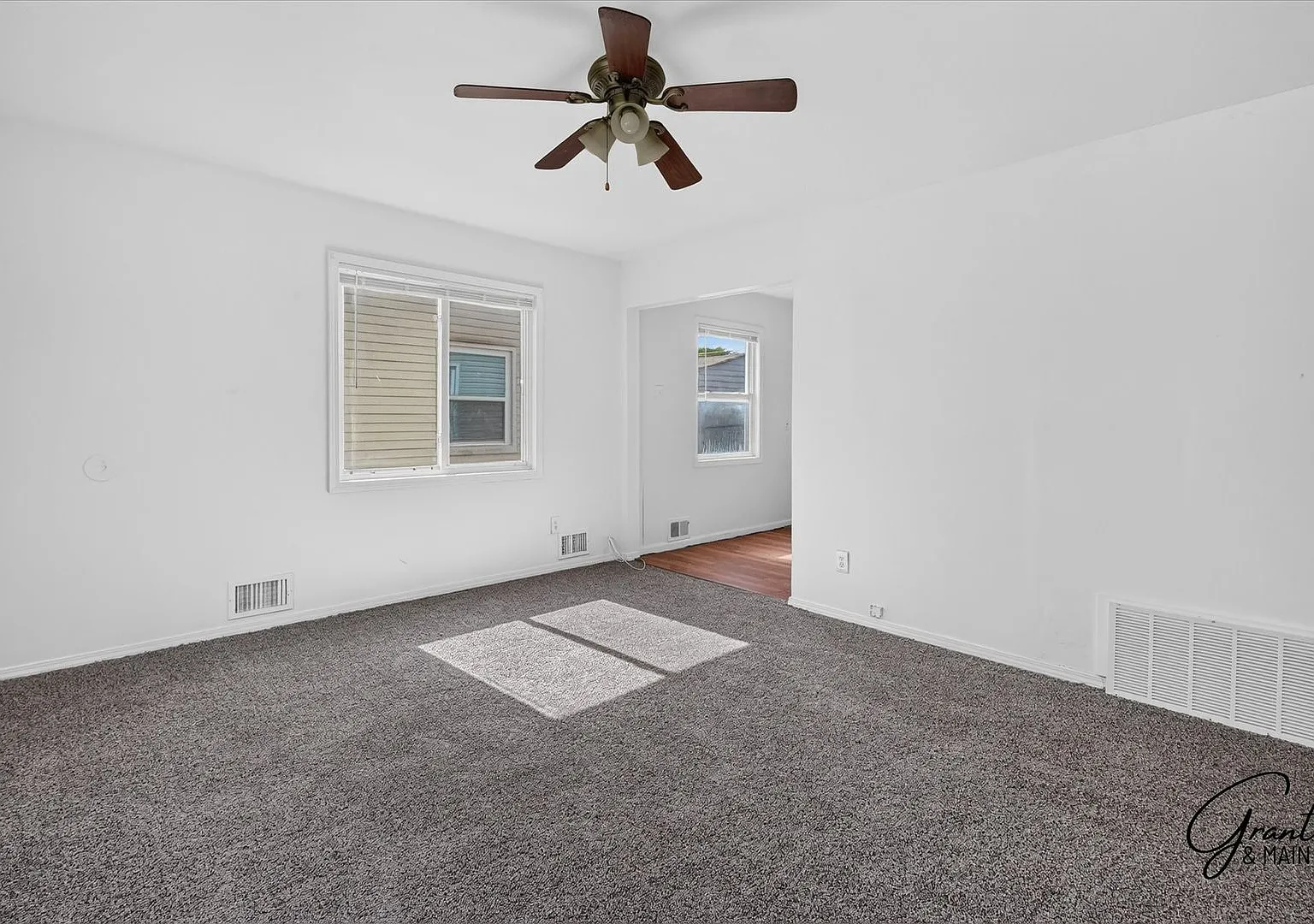 $1200 2 bedroom — Photo 3