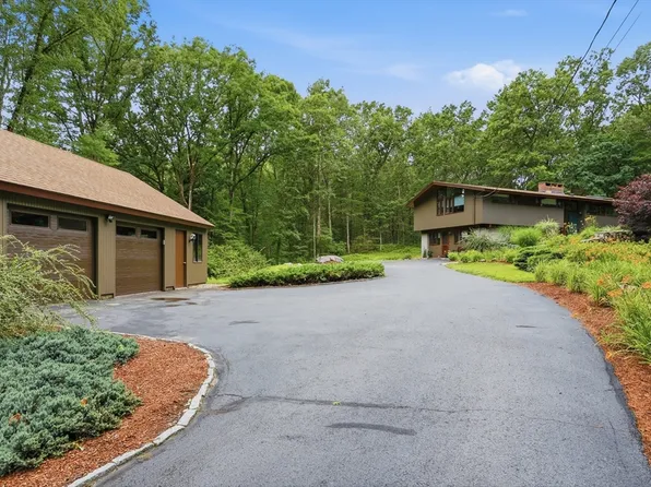 80 Evergreen Ln, Carlisle, MA 01741