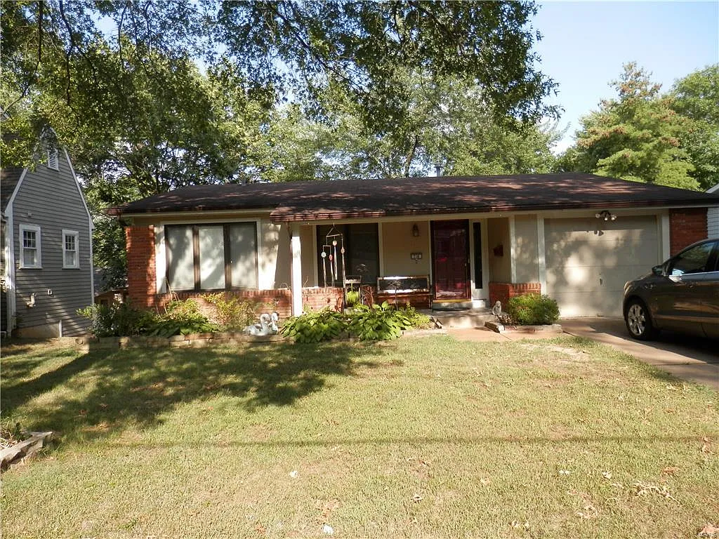 738 N Woodlawn Ave photo 1