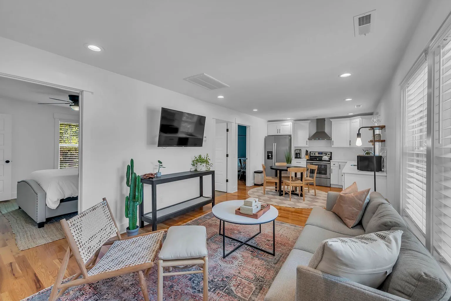 2 bed, 1.0 bath, 700 sqft, $2,050 — Photo 1