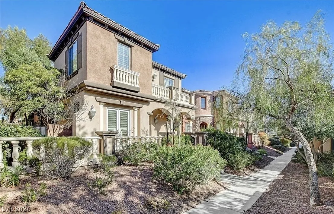 3 bed, 3.5 bath, 2501 sqft, $3,200 — Photo 1