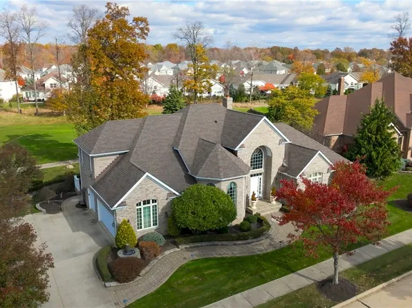 280 W Edinburgh Dr, Highland Heights, OH 44143