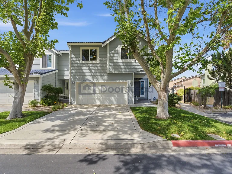 145 Shoreline Dr — Photo 1