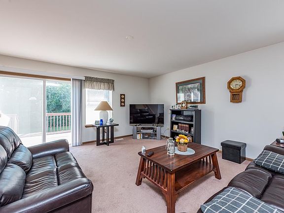 3rd image of 722 Kennedy Dr