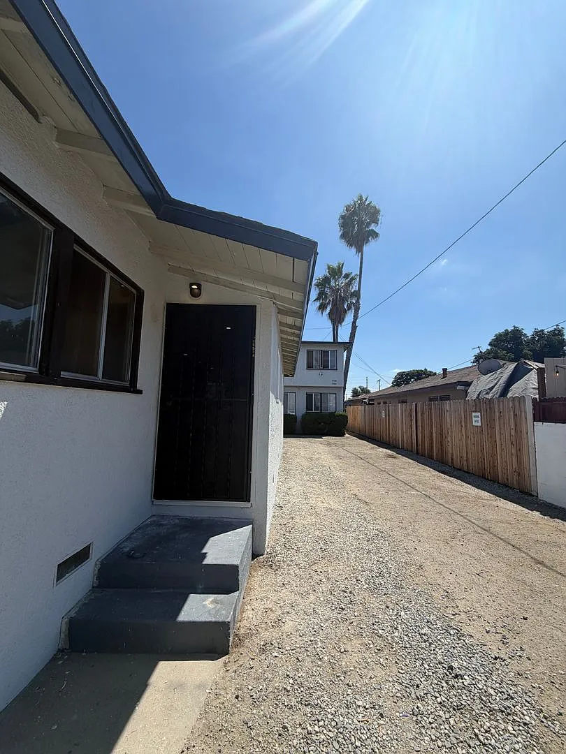 Remodeled 2 Bedroom 1 Bath Apartment With Garage — Photo 3
