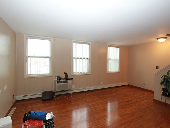 5th image of 1148 Essex St #2