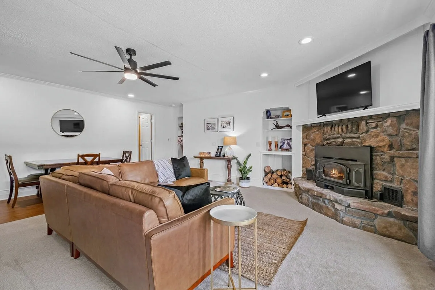 5 bed, 2.0 bath, 2637 sqft, $11,251 — Photo 2