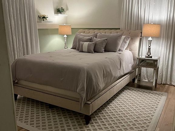 North Side Bedroom, Queen Bed