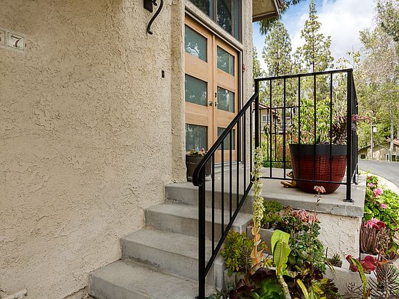 3rd image of 37 Meadowlark Ln