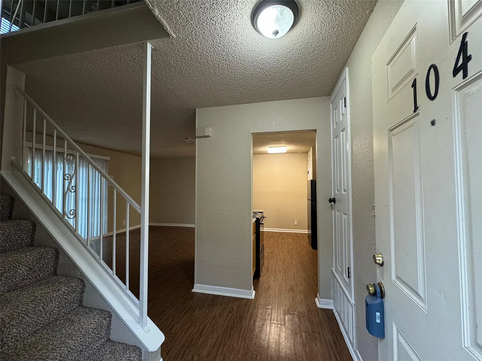 1 bed, 1.5 bath, 882 sqft, $1,484 — Photo 2