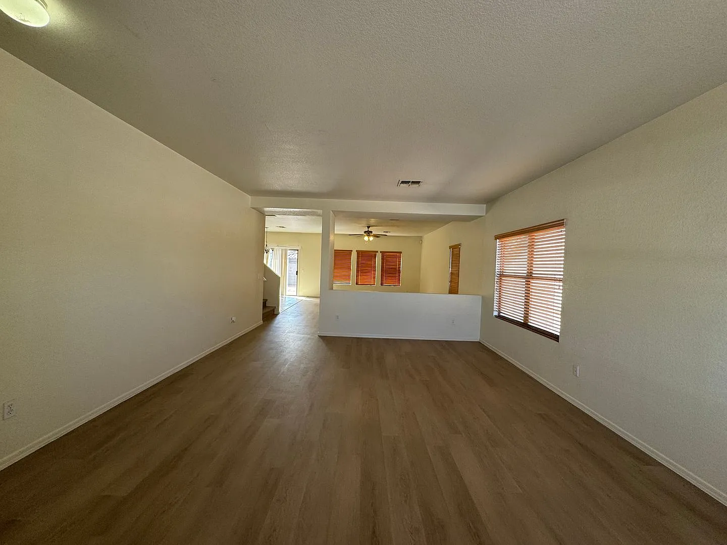Large 4 Bedroom In East Mesa — Photo 2