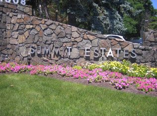 1008 Paradise Rd PENTHOUSE E, Swampscott, MA 01907