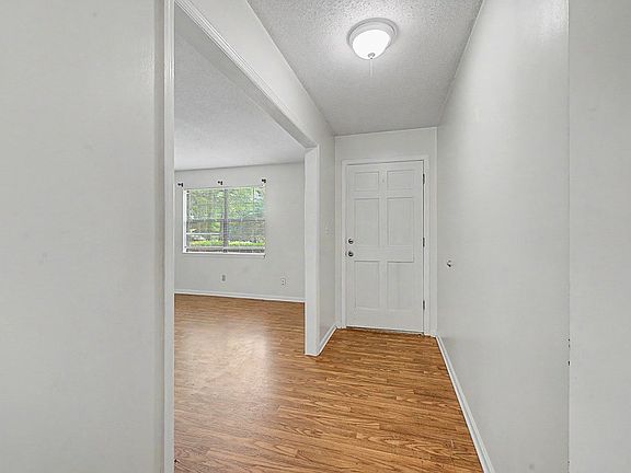 2nd image of 2207 Jasmine Ct