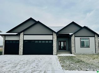 1708 Hovey Dr, South Sioux City, NE 68776
