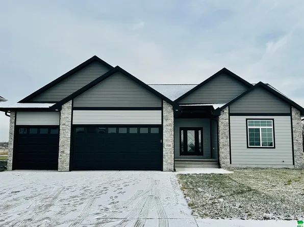 1708 Hovey Dr, South Sioux City, NE 68776