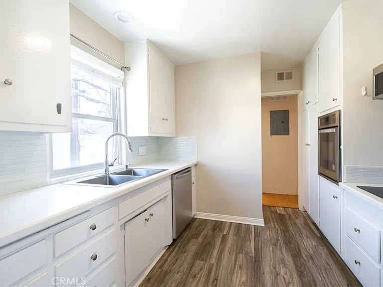 1227 E 1st St — Photo 1