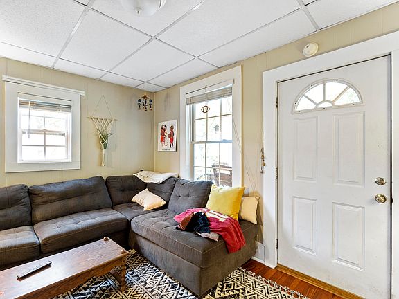 5th image of 402 W Poplar St