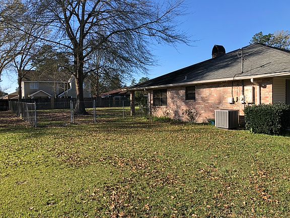 4th image of 604 Country Club Dr