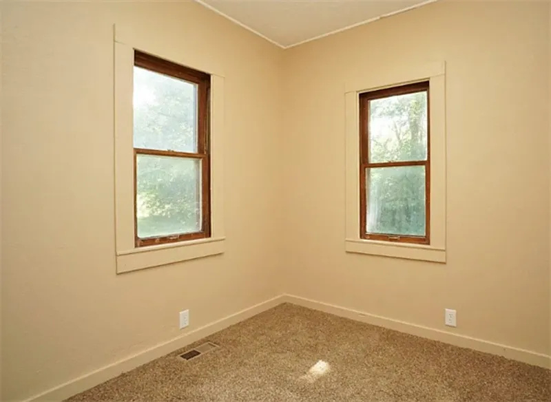 3 bed, 1.0 bath, 1032 sqft, $1,549 — Photo 3