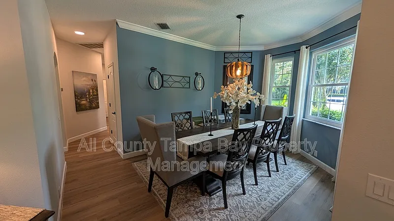 3 bed, 2.0 bath, 2047 sqft, $5,500 — Photo 2