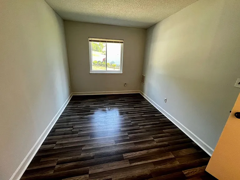 Creekside Apartments — Photo 13