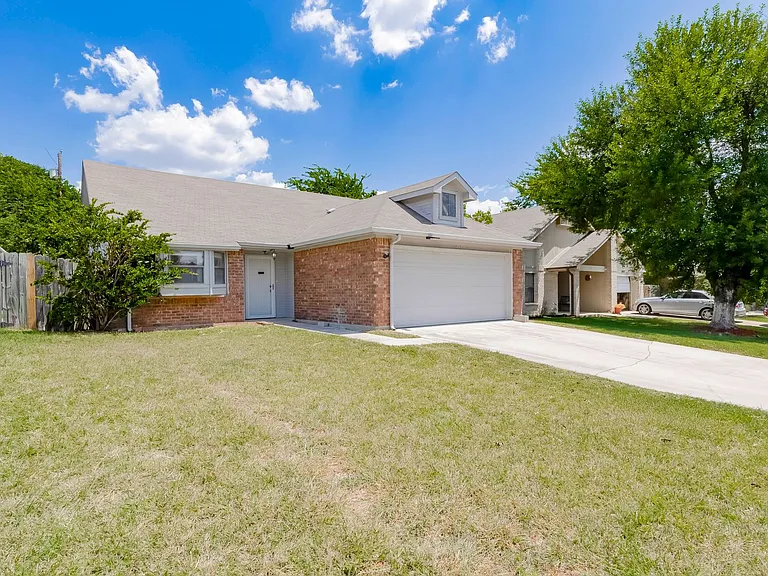 2015 Newton Dr — Photo 2