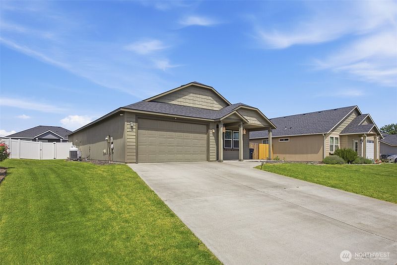 2nd image of 425 S Trillium Way