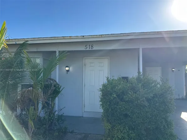 518 Crescent Dr, Lake Park, FL 33403