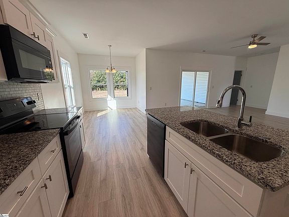 5th image of 206 Essex Dr