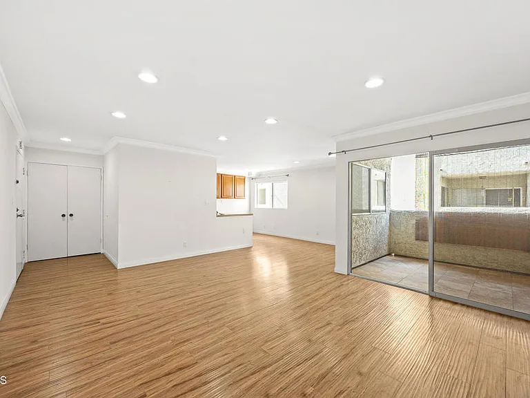 1339 N Columbus Ave #204 — Photo 8