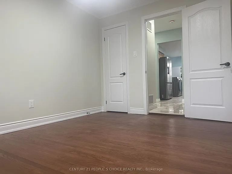 7490 Middleshire Dr — Photo 21