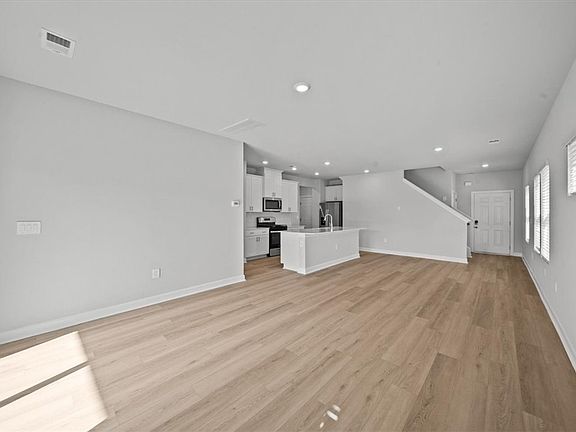5th image of 102 Longleaf Ln