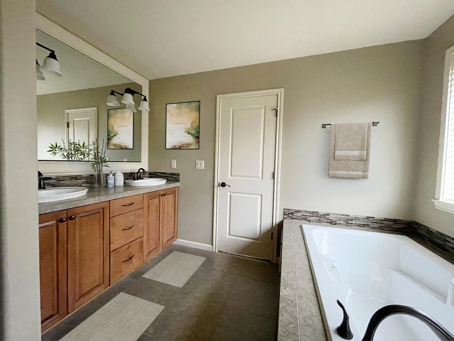 5 bed, 2266 sqft, $3,150 — Photo 4