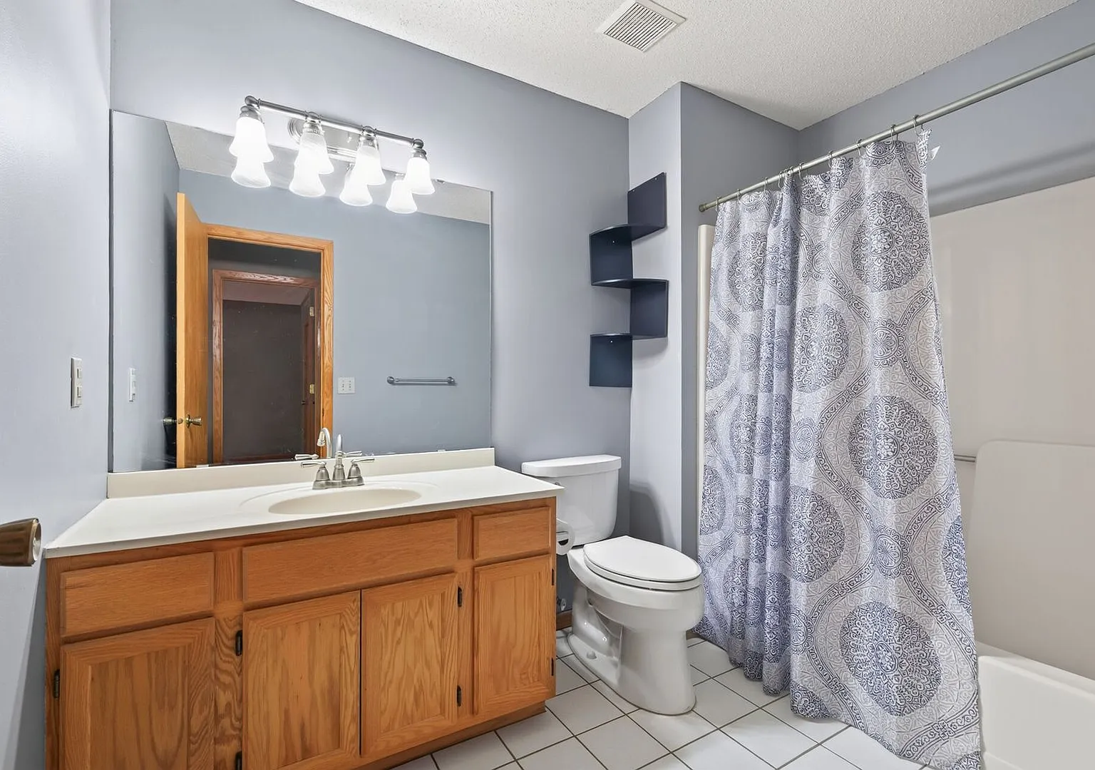 Blaine Townhome — Photo 2