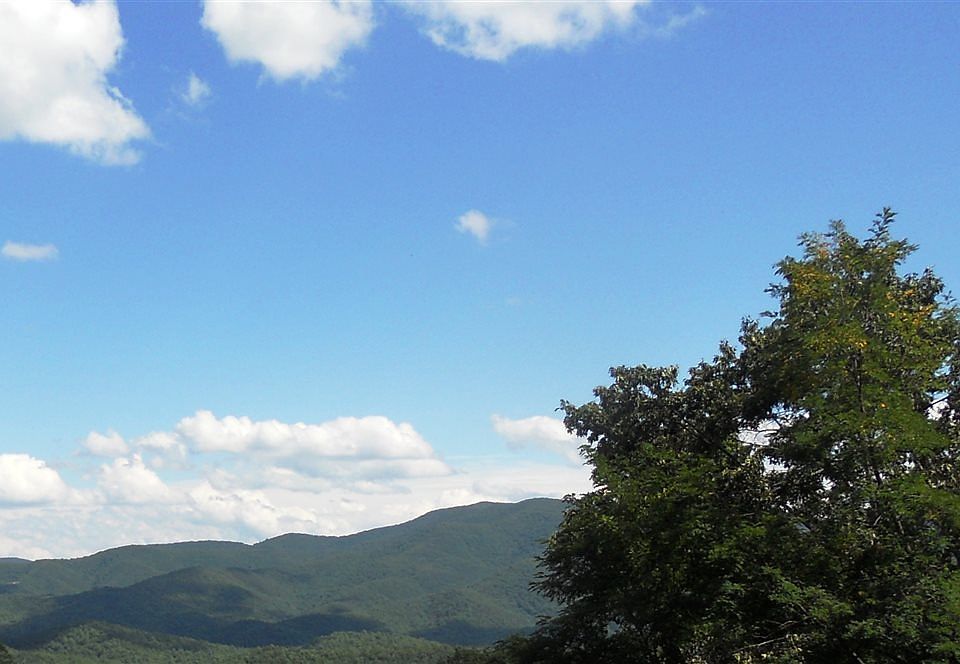 2nd image of 842 Maple Knob Ln