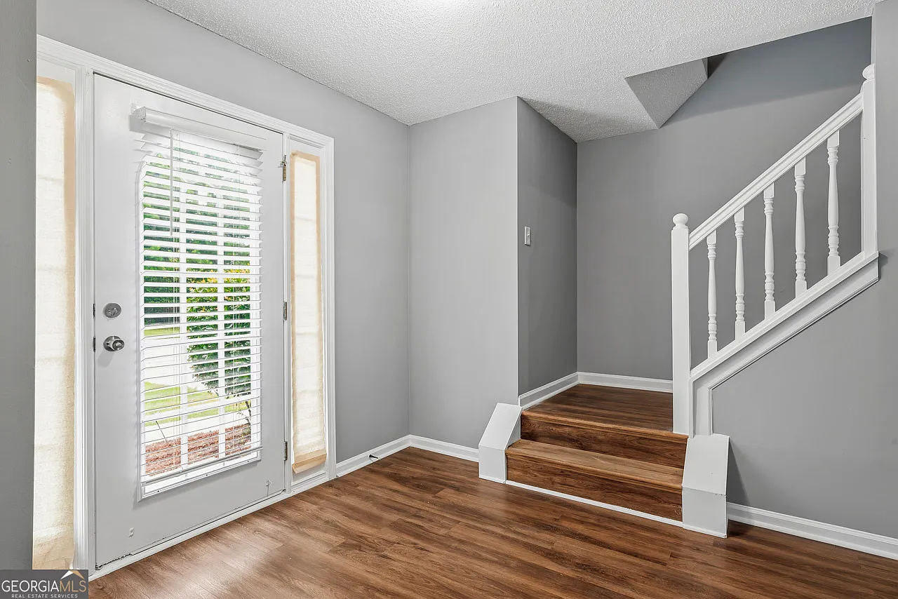 4 bed, 2.5 bath, 2590 sqft, $2,200 — Photo 3