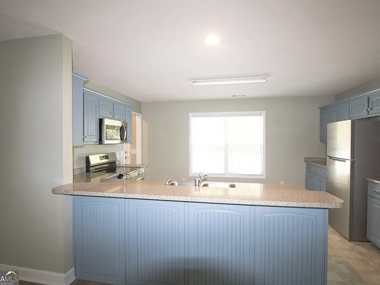 305 Sterling Ct — Photo 4