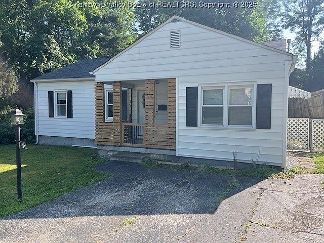1st image of 934 Village Dr