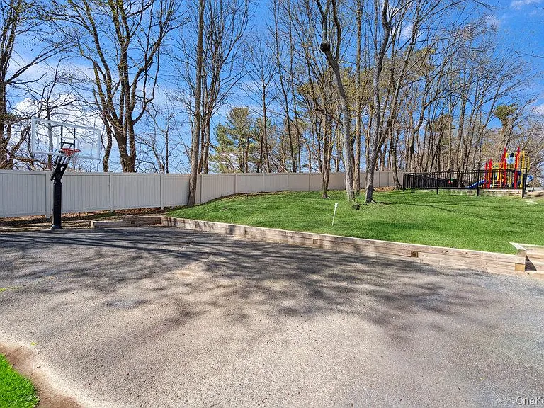 90 Foxwood Dr — Photo 36