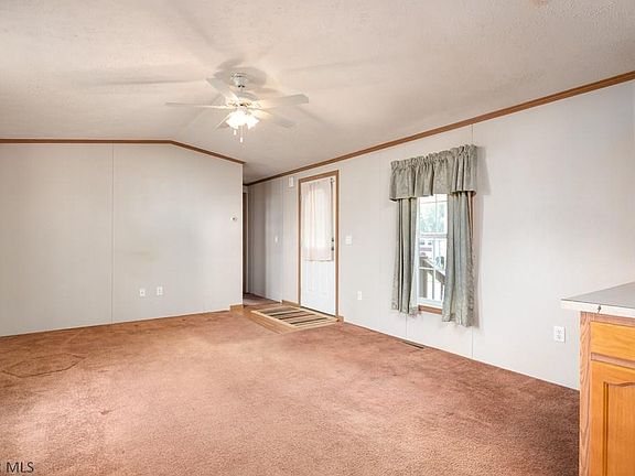 3rd image of 810 Short Dr