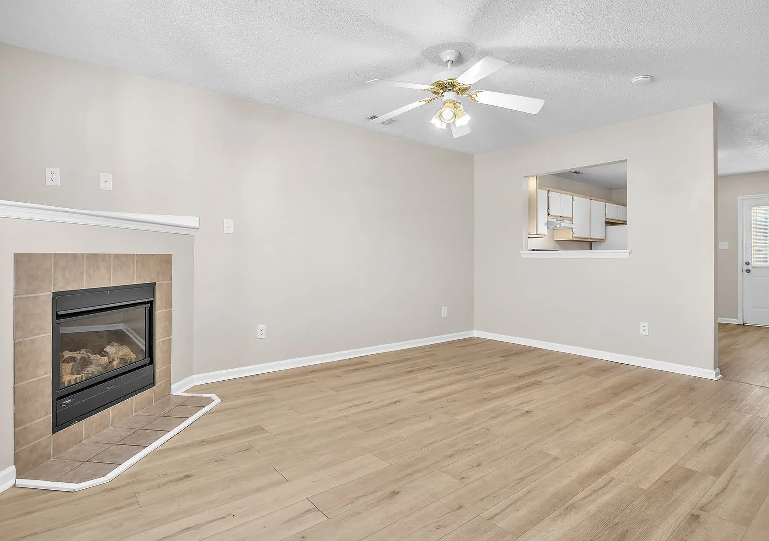 2 Bed 2.5 Bath Townhome — Photo 3