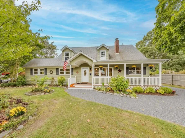 218 Oakwood Avenue, Bayport, NY 11705