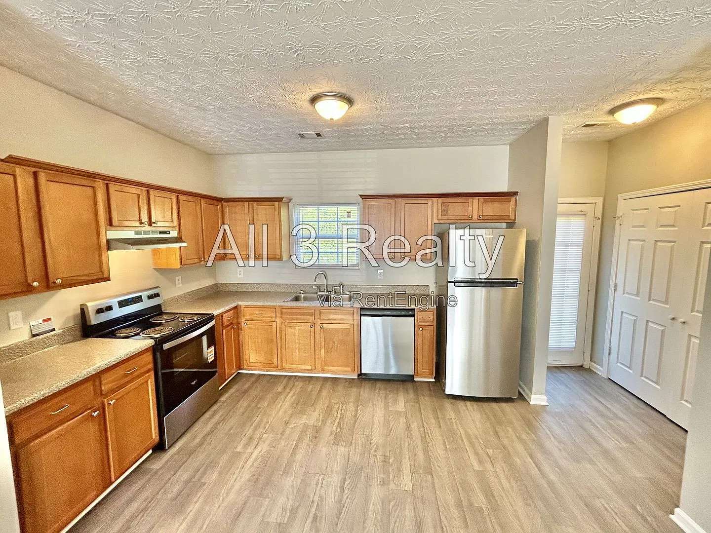 3 bed, 2.5 bath, 1377 sqft, $1,495 — Photo 2