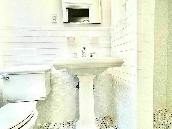 3rd image of 175 W 79th St #3A