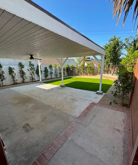 Covered patio with ceiling fan